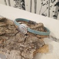Bracelet bleu pastel et grain de café en liège - fait main - zoom sur breloque fleur