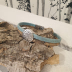 Bracelet bleu pastel et grain de café en liège - fait main - zoom sur breloque fleur