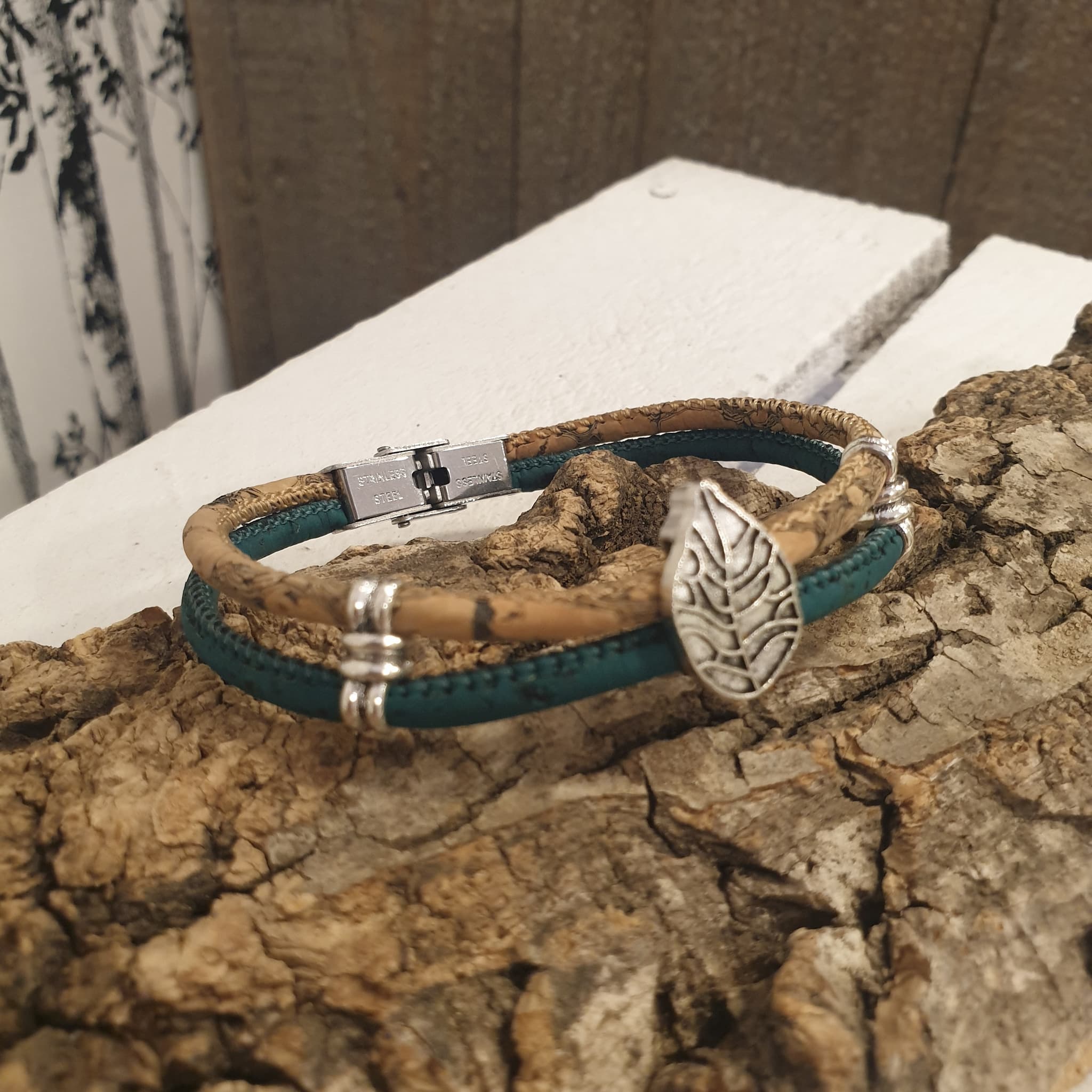 Zoom sur breloque feuille - bracelet turquoise