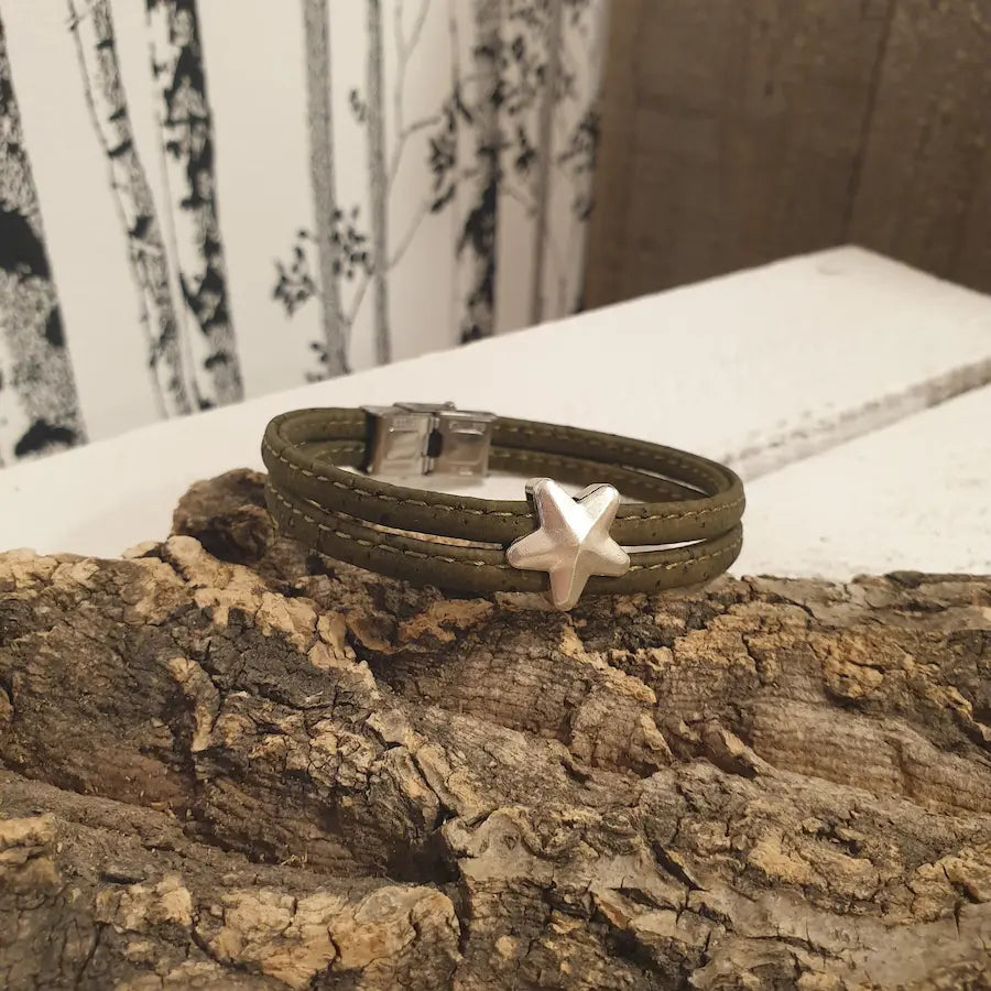 Bracelet en liège vert avec couture stella et une étoile