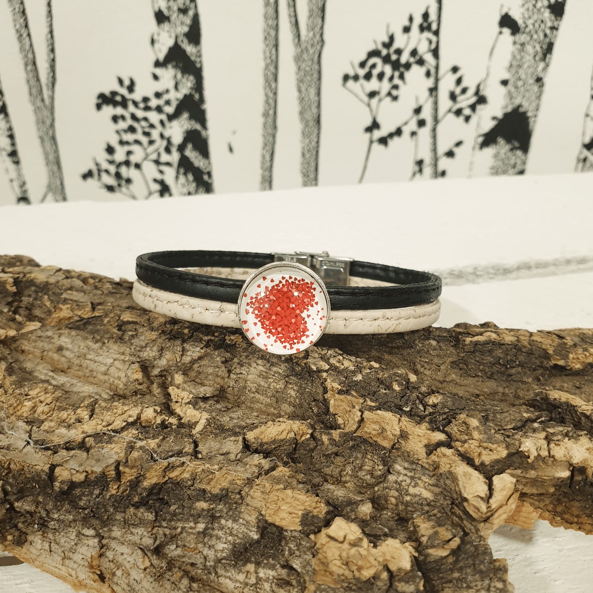 Bracelet noir et blanc ethique - pleins de coeur sur le cabochon