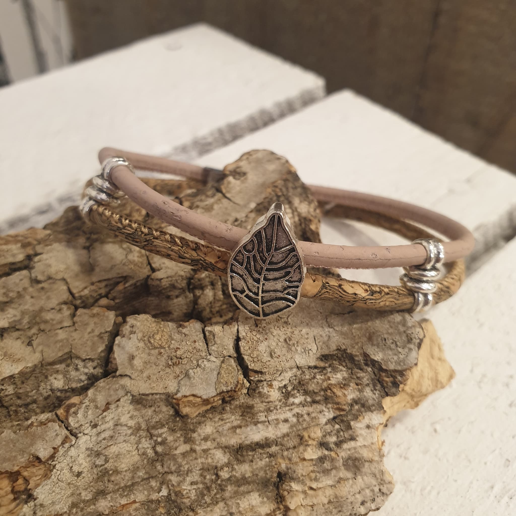 Zoom sur breloque feuille - bracelet liege rose zébré - made in haguenau