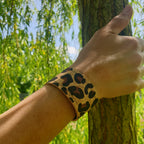 Bracelet manchette liege léopard - vue zoomée porté