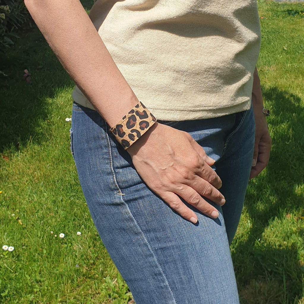 Bracelet manchette en liège léopard - vue portée - made in alsace