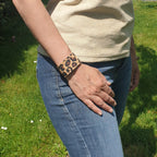 Bracelet manchette en liège léopard - vue portée - made in alsace