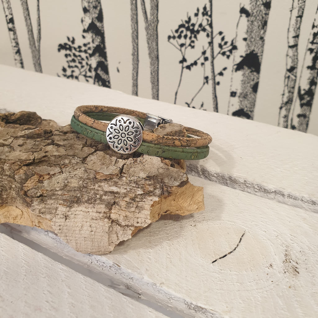 Bracelet fleur en liège vert et grain de café - vue de devant