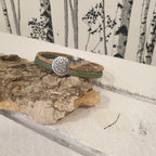 Bracelet fleur en liège vert et grain de café - vue de devant