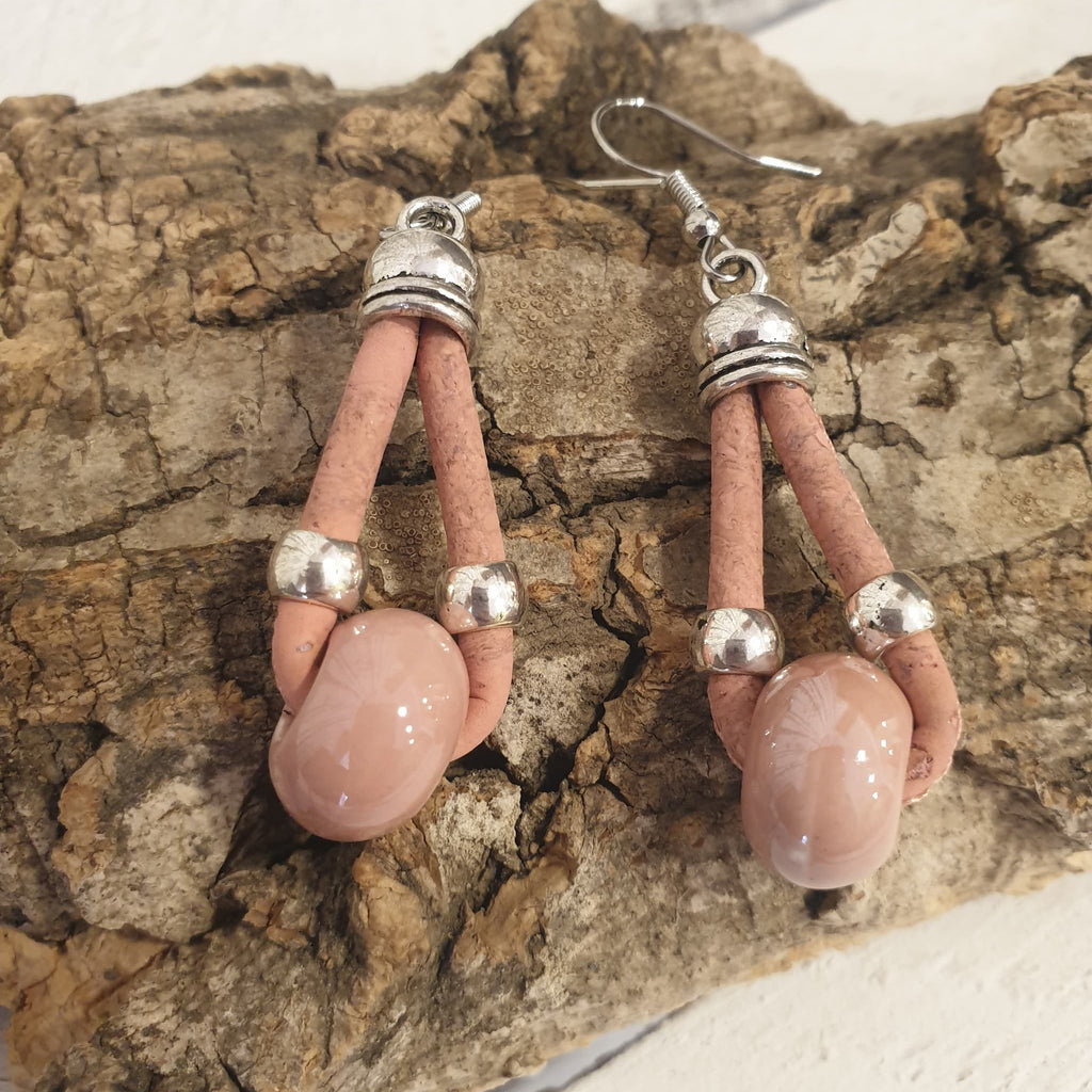 Zoom boucles d'oreilles liège rose perles céramiques rose - made in portugal