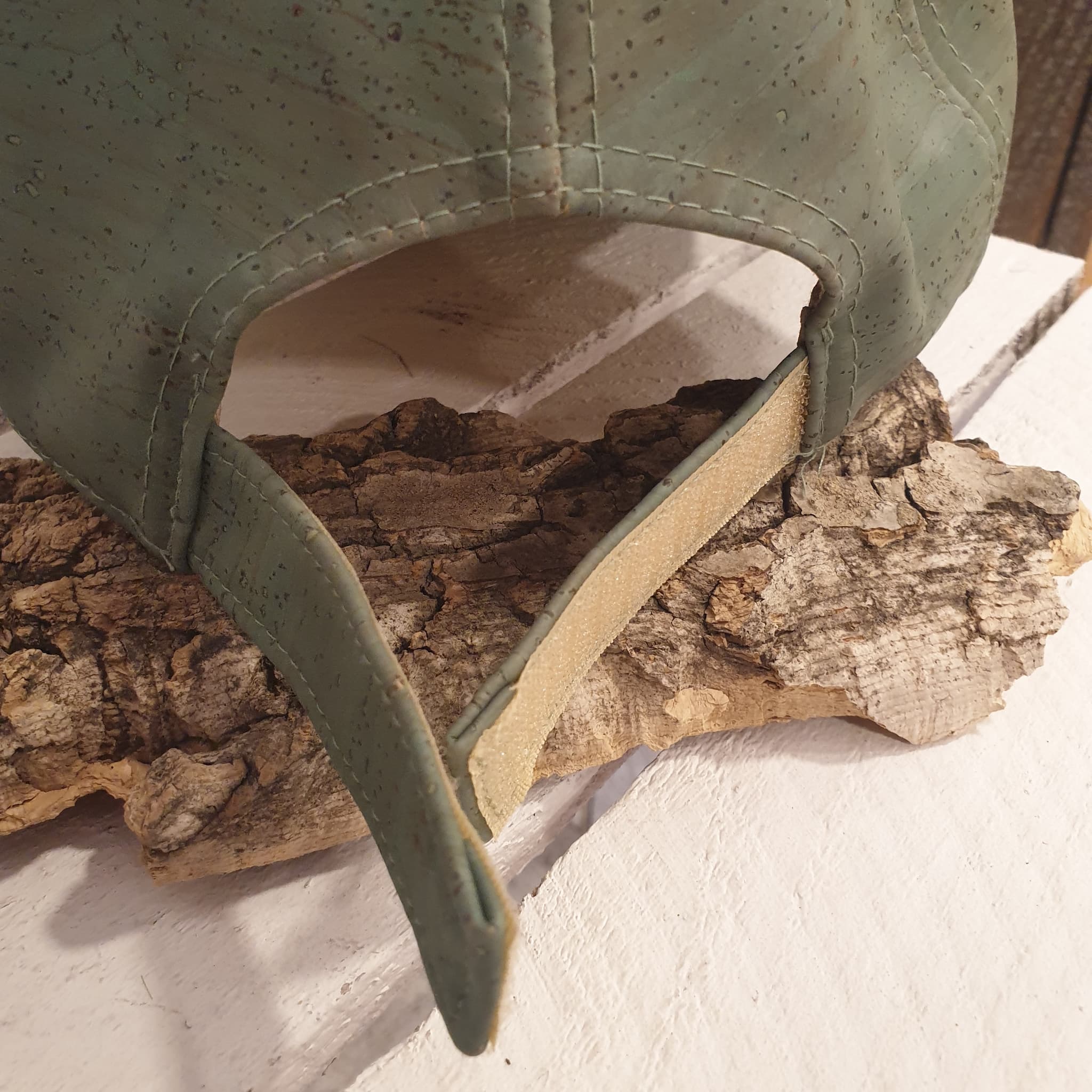 Détail de la casquette Verda en liège naturel