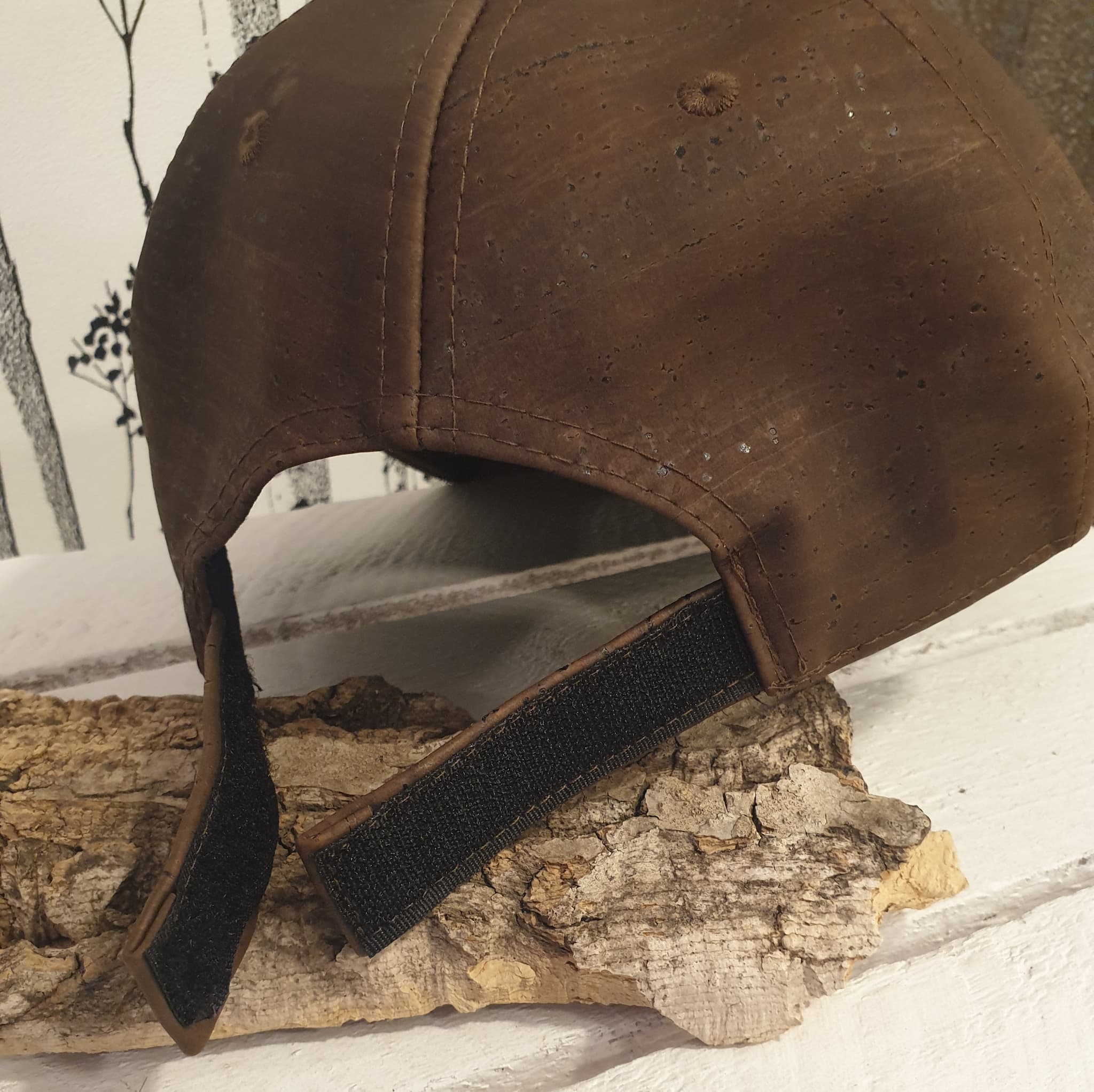 Détail de la casquette Bruna en liège naturel