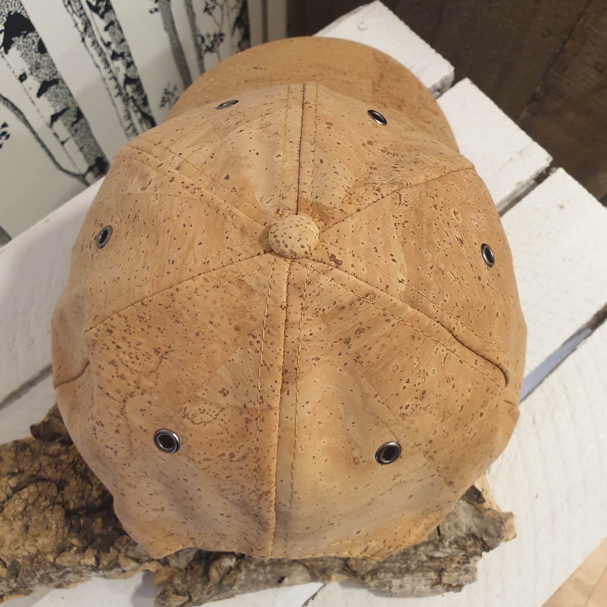 Détail de la casquette Alina en liège naturel - vue de dessus