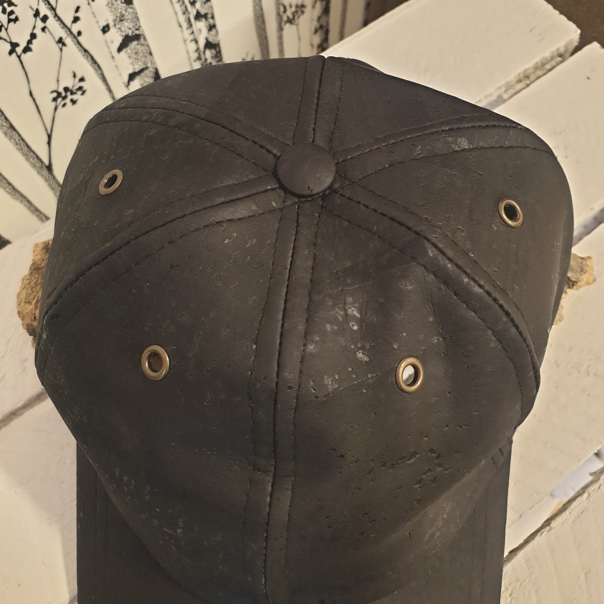 Détail de la casquette Noira en liège naturel