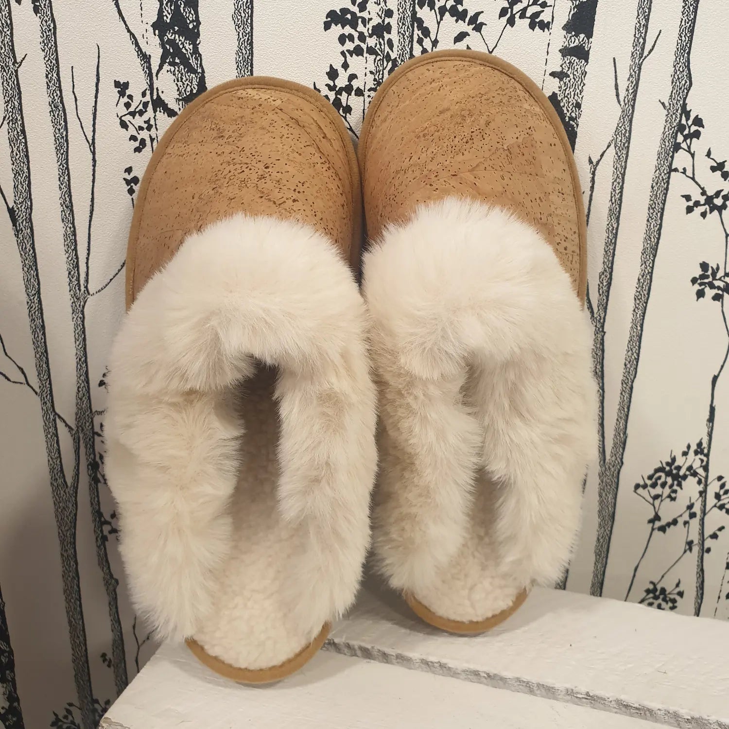 Chaussons semi-fermés Maya, vue du dessus montrant la forme épurée et le liège naturel.