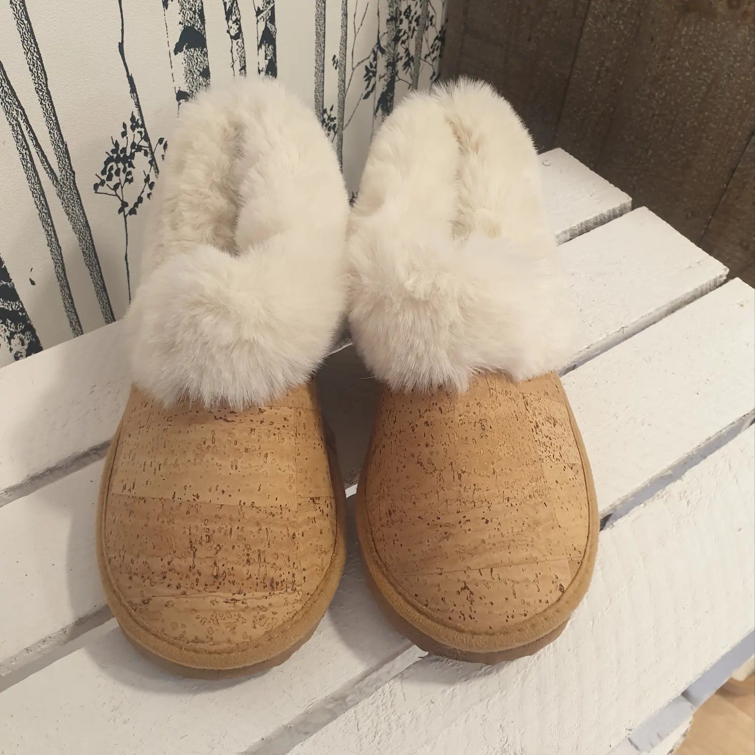 Chaussons en liège fourrés modèle Alma, coloris naturel, vue d’ensemble.