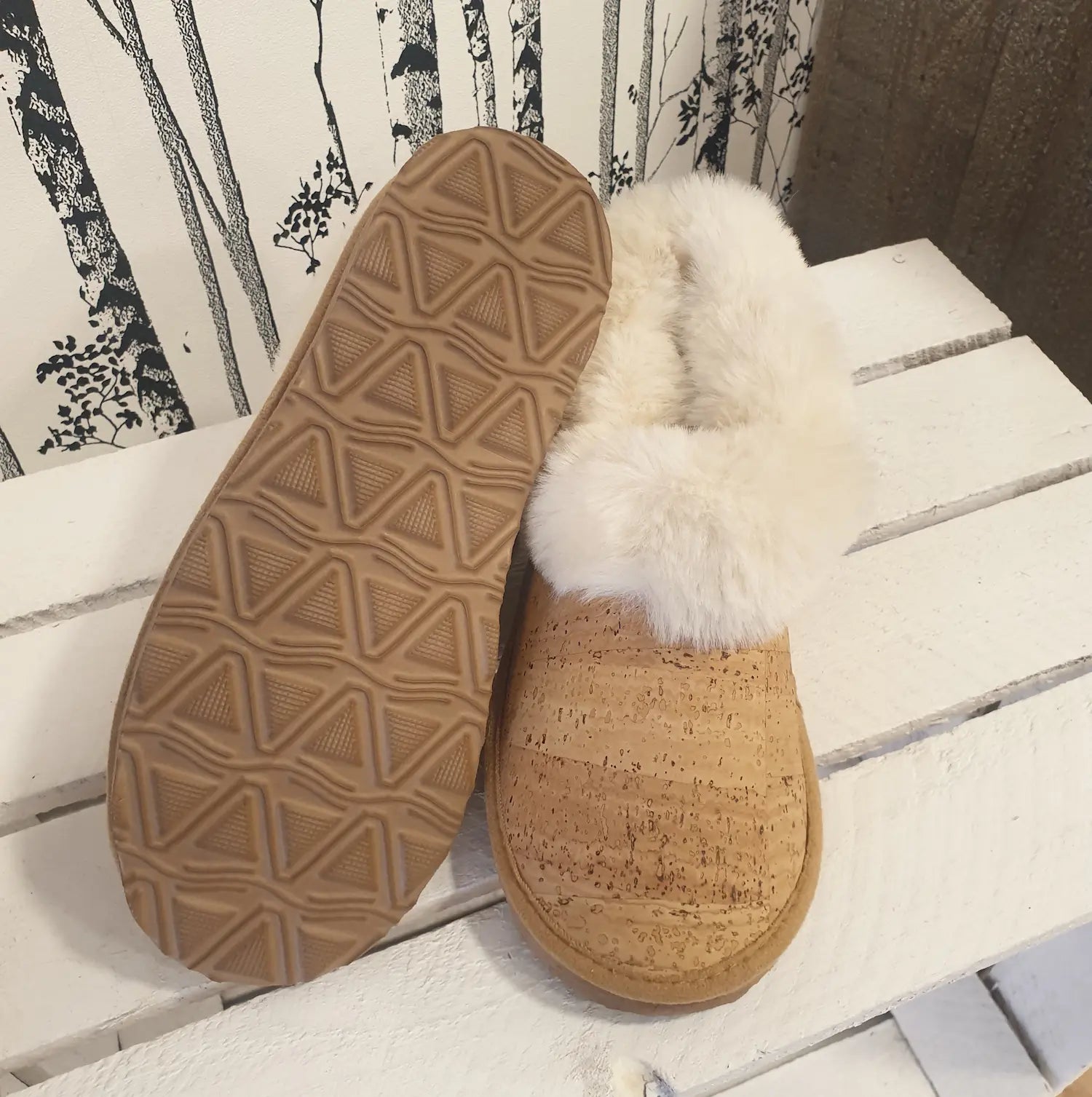 Détail du liège naturel et de la doublure fourrée des chaussons Alma.