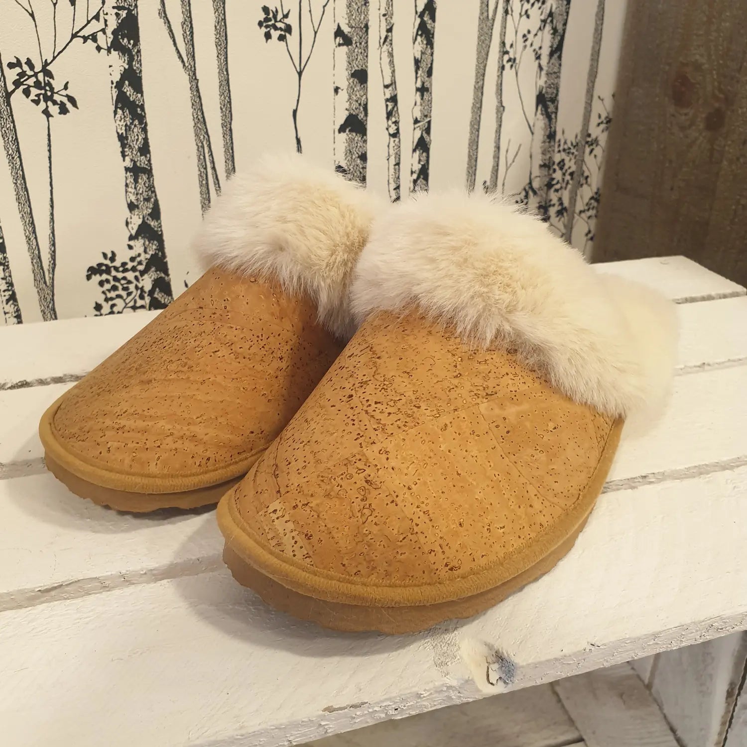Chaussons semi-fermés en liège fourrés modèle Maya, coloris naturel.