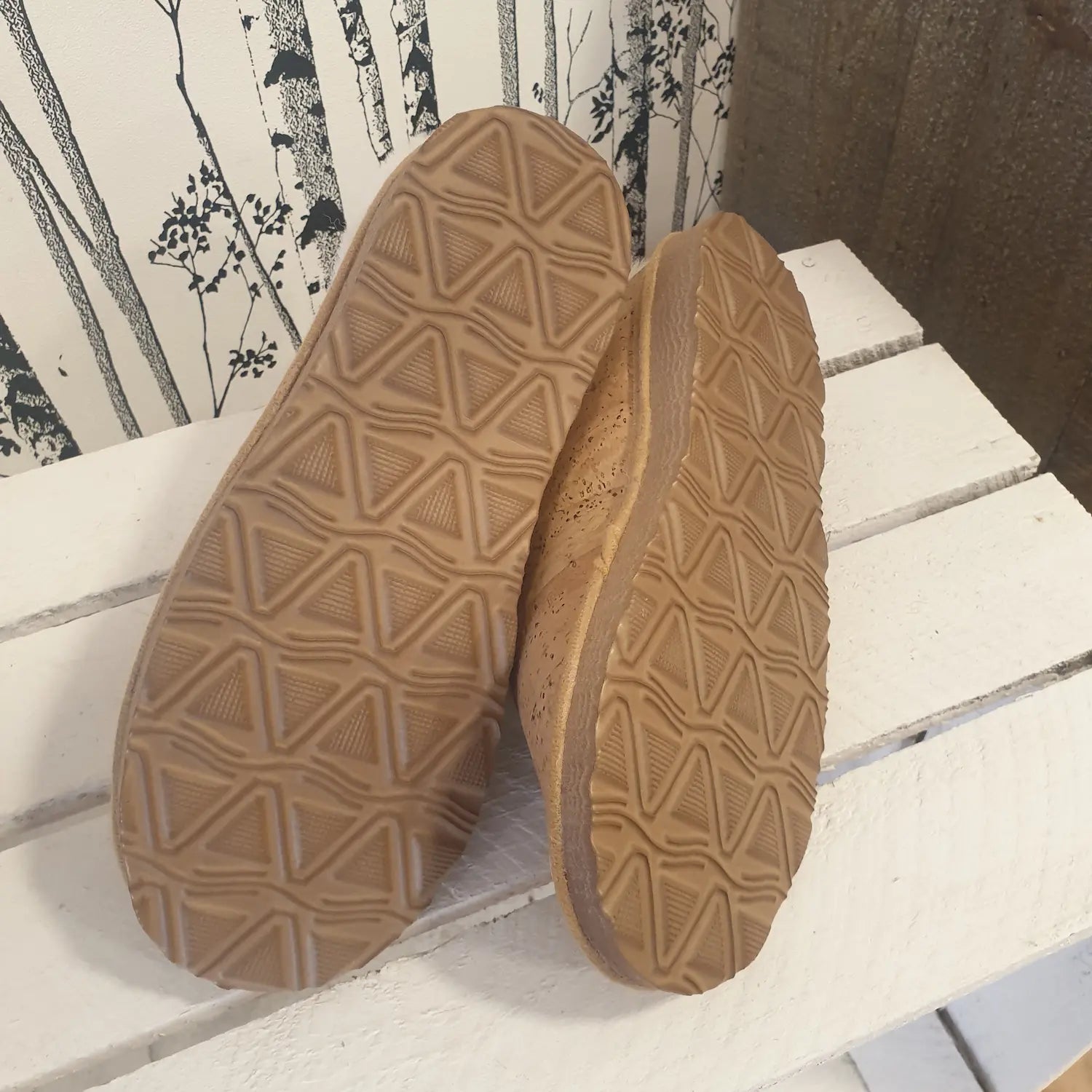 Chaussons en liège semi-ouverts Maya, vue de côté mettant en valeur la semelle