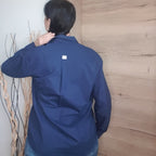 Vue de errière de la chemise bleu foncé coupe confortable love by md