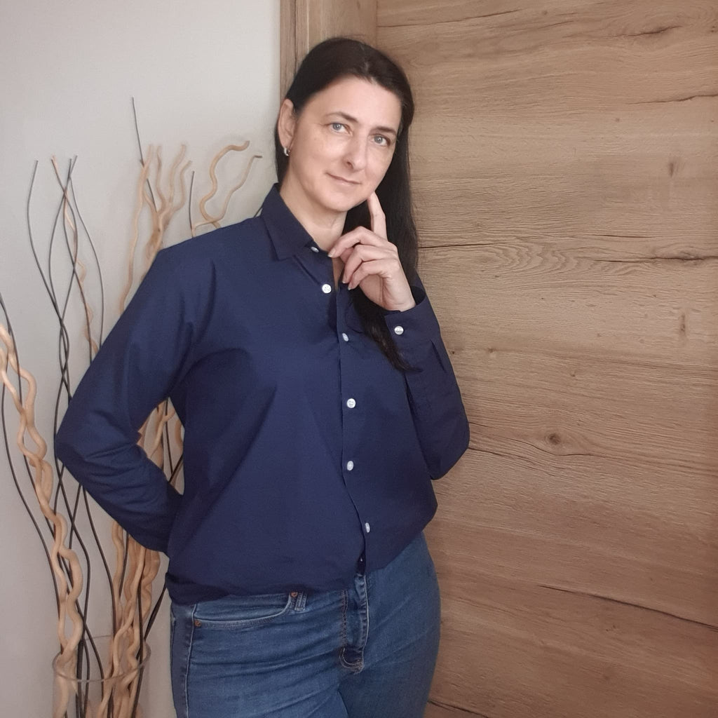 Chemise bleu foncé Love by MD en popeline de coton portée dans le pantalon