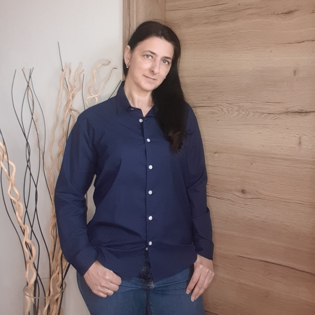 Vue de face de la chemise bleu foncé coupe confortable love by md