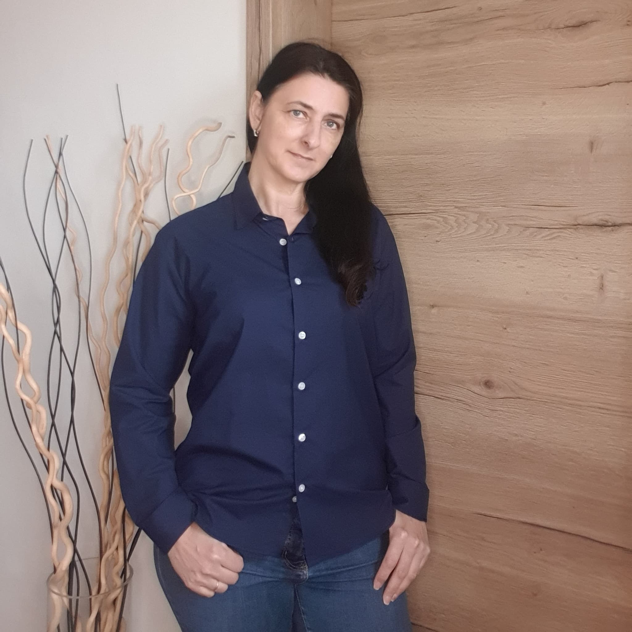 Vue de face de la chemise bleu foncé coupe confortable love by md