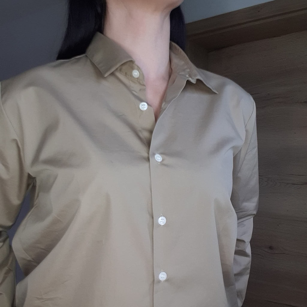 Détail coloris ocre et boutons blanc nacré sur chemise Love by MD