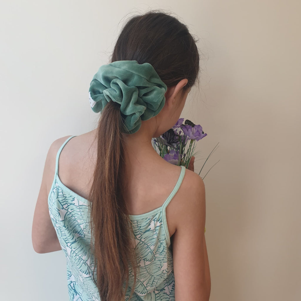 Chouchou en velours vert upcycling - vue portée - love by md