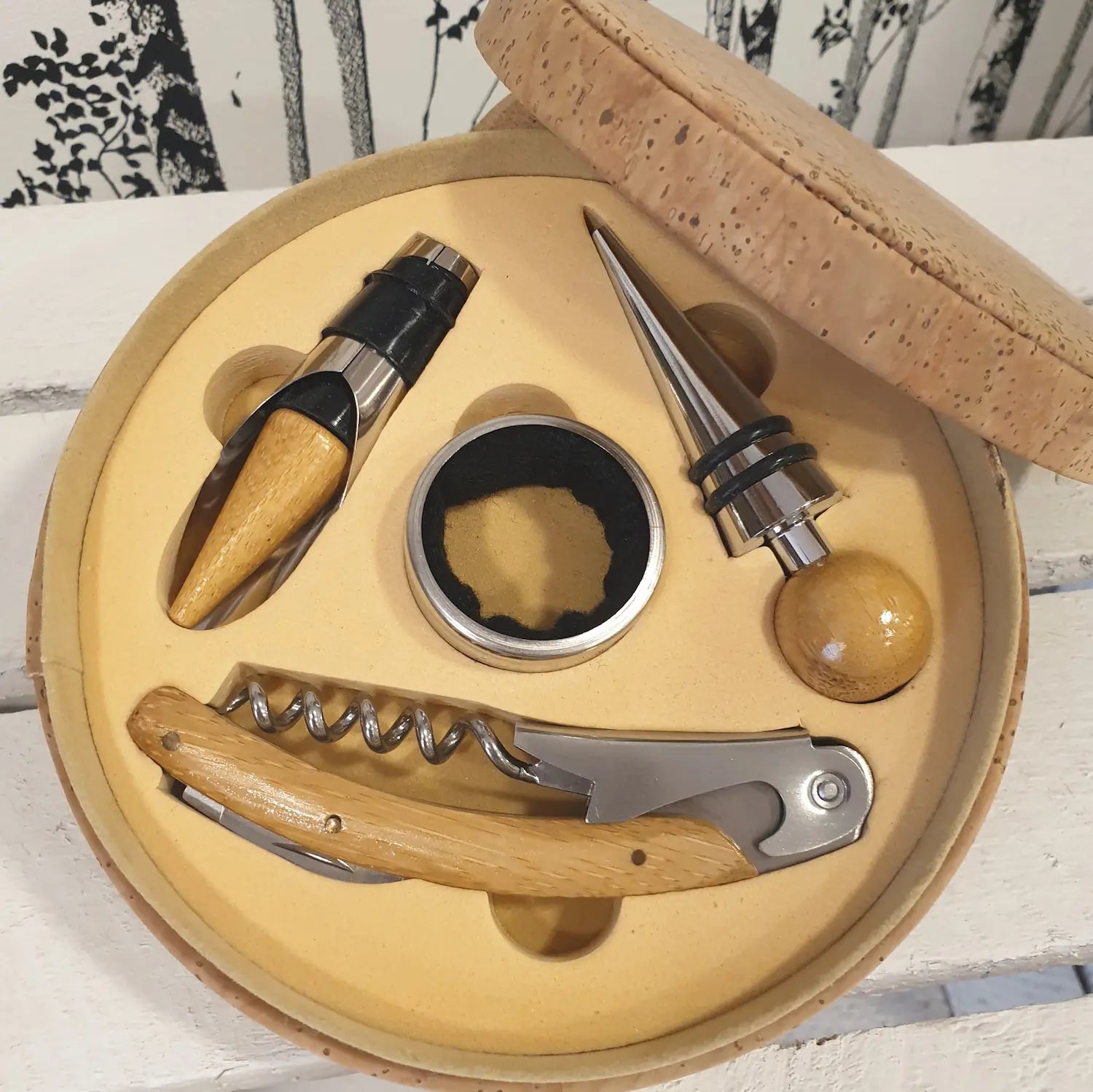 kit sommelier en liège nora boite ouverte laissant apercevoir les 4 objets