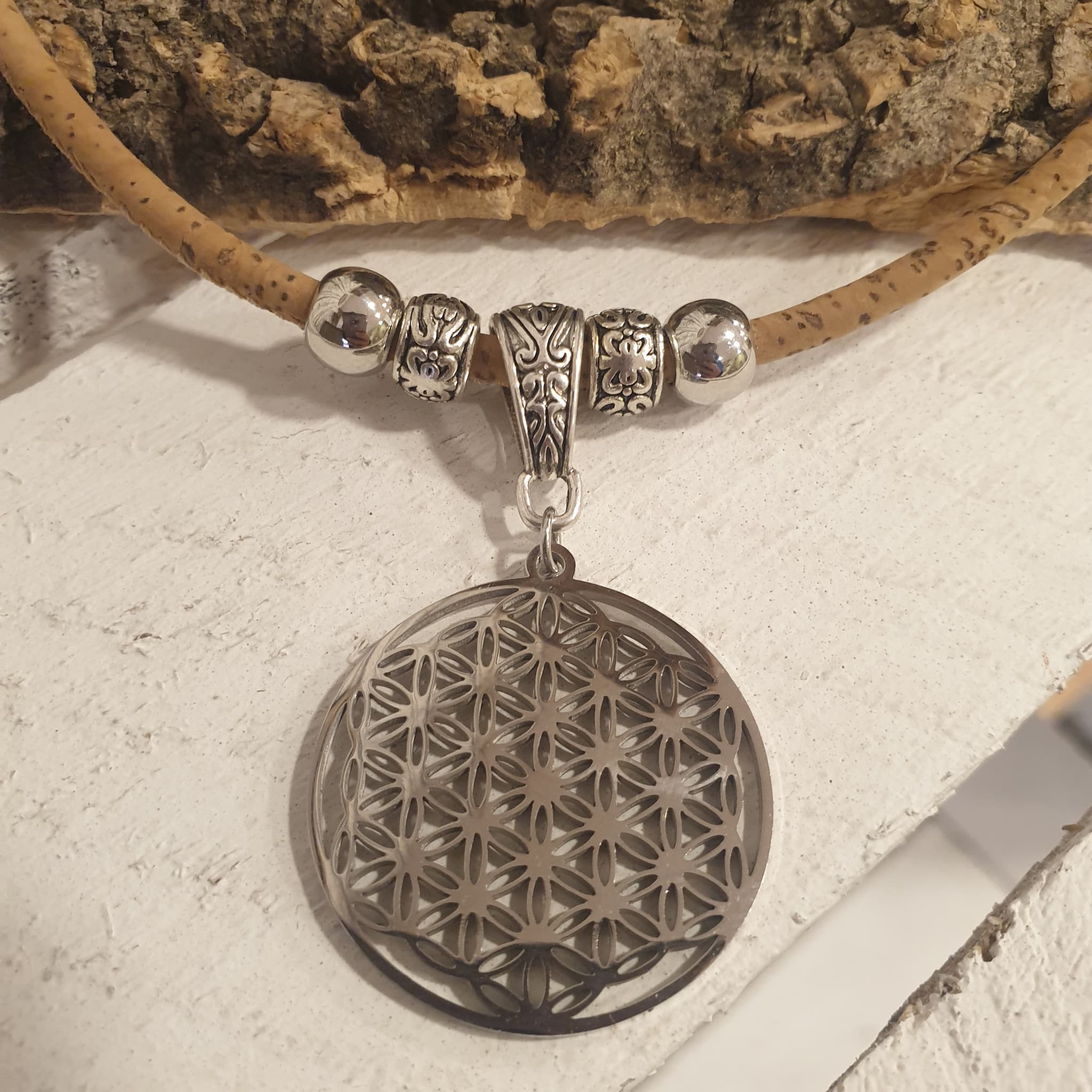 Zoom sur pendentif fleur de vie collier luna