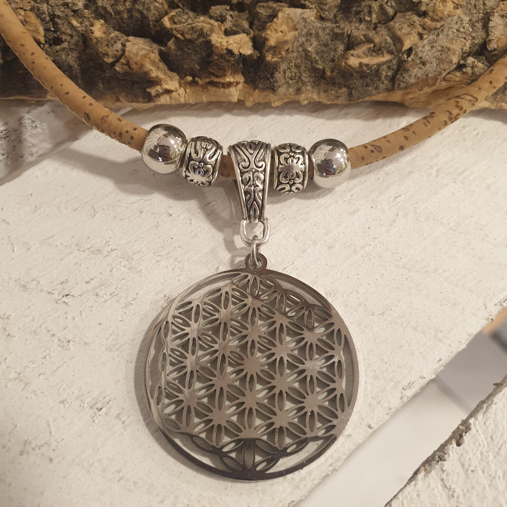 Zoom sur pendentif fleur de vie collier luna