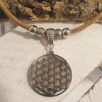 Zoom sur pendentif fleur de vie collier luna