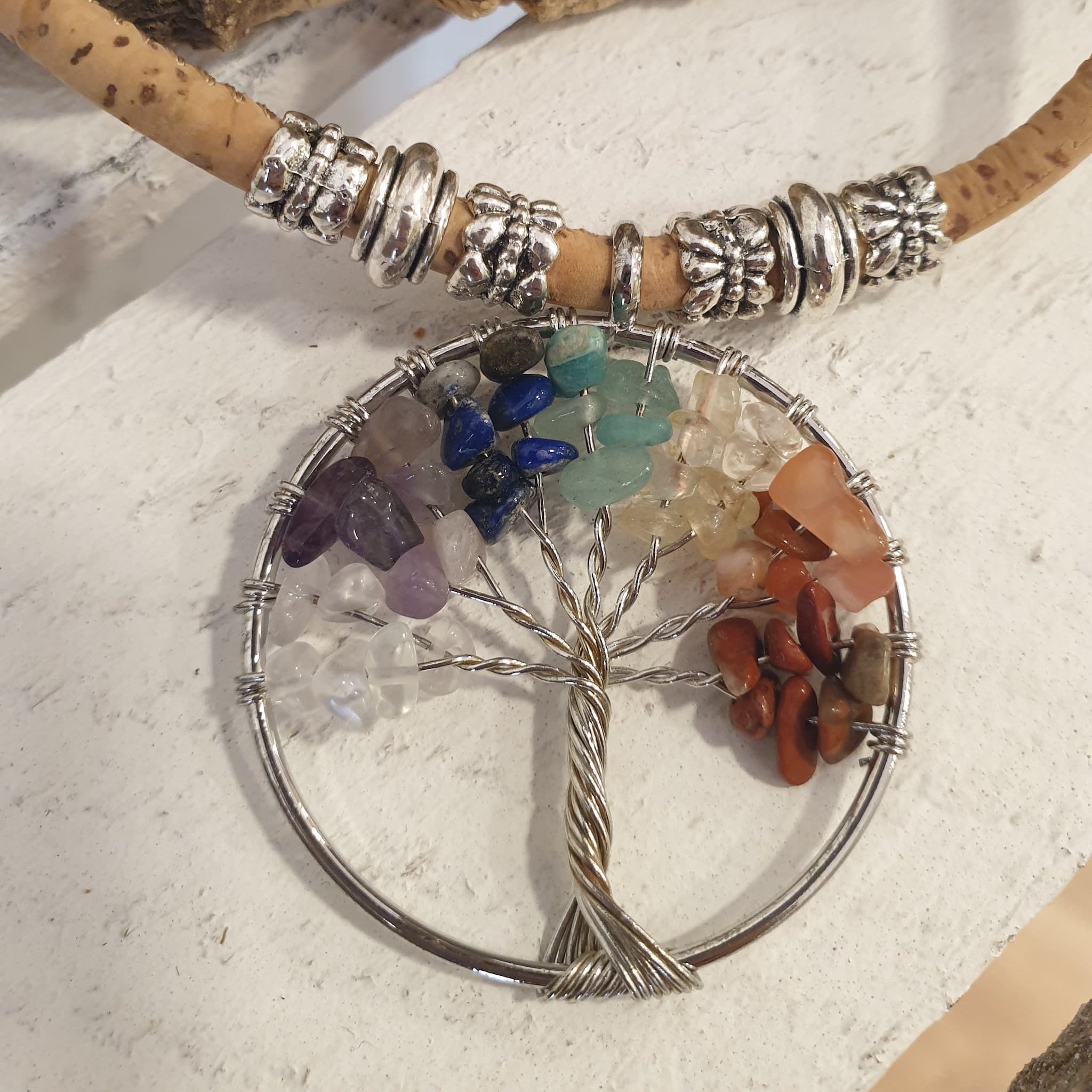 Zoom pendentif arbre de vie coloré pierre - creation artisanale - alsace