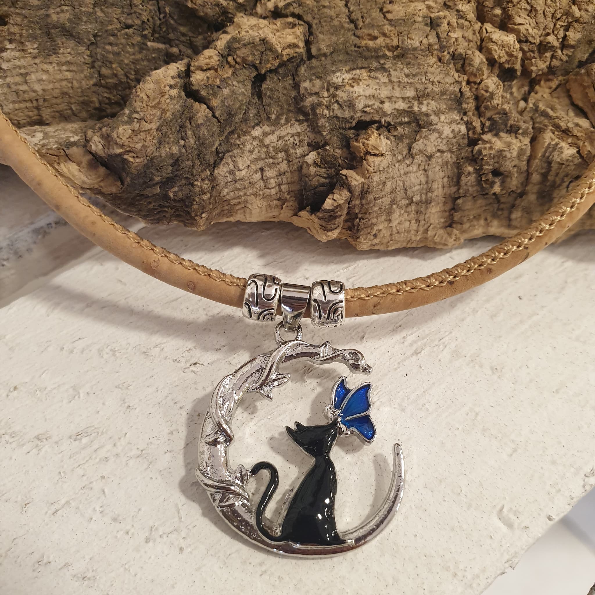 Détail sur breloque chat pose avec papillon