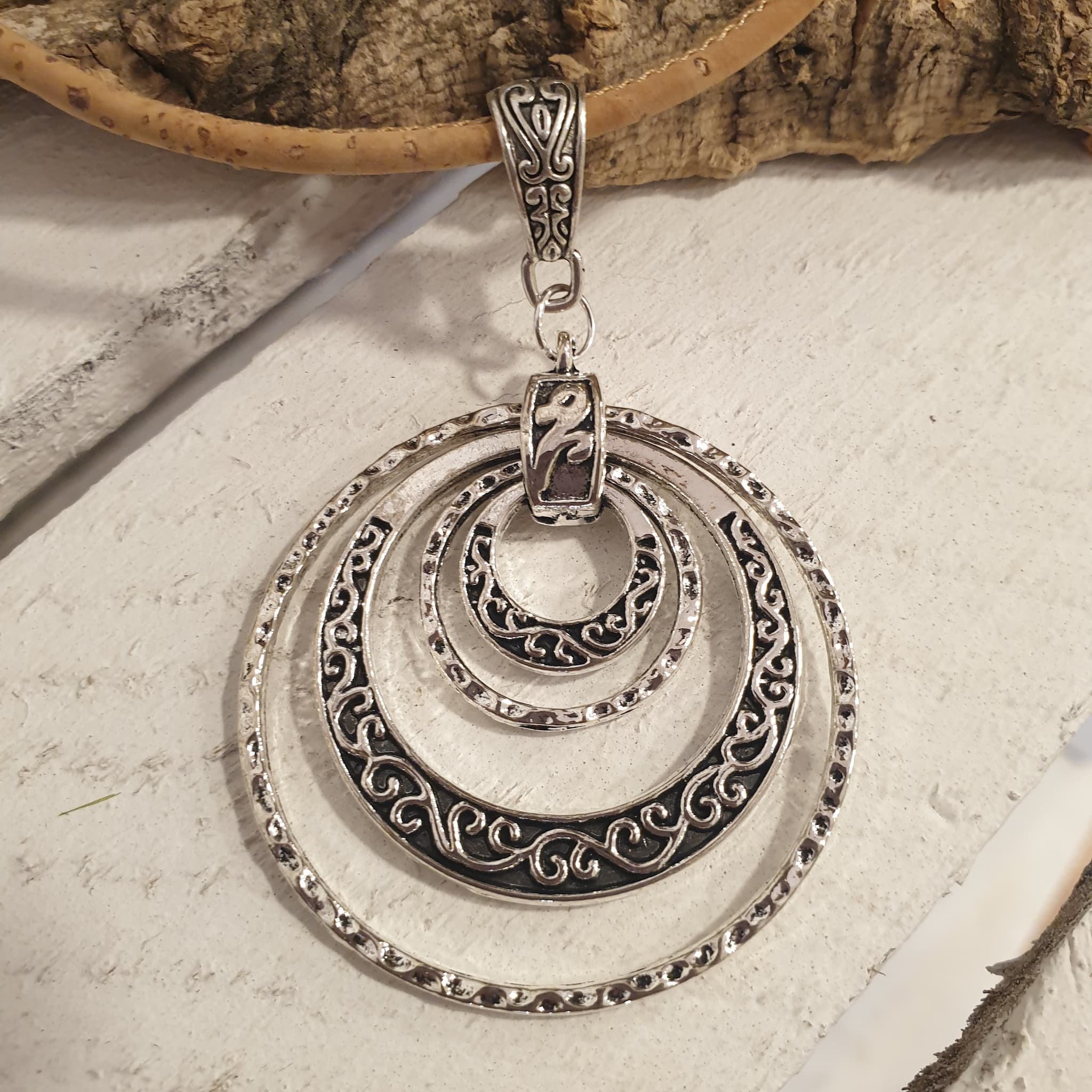 Détail pendentif cercles antiques - alsace