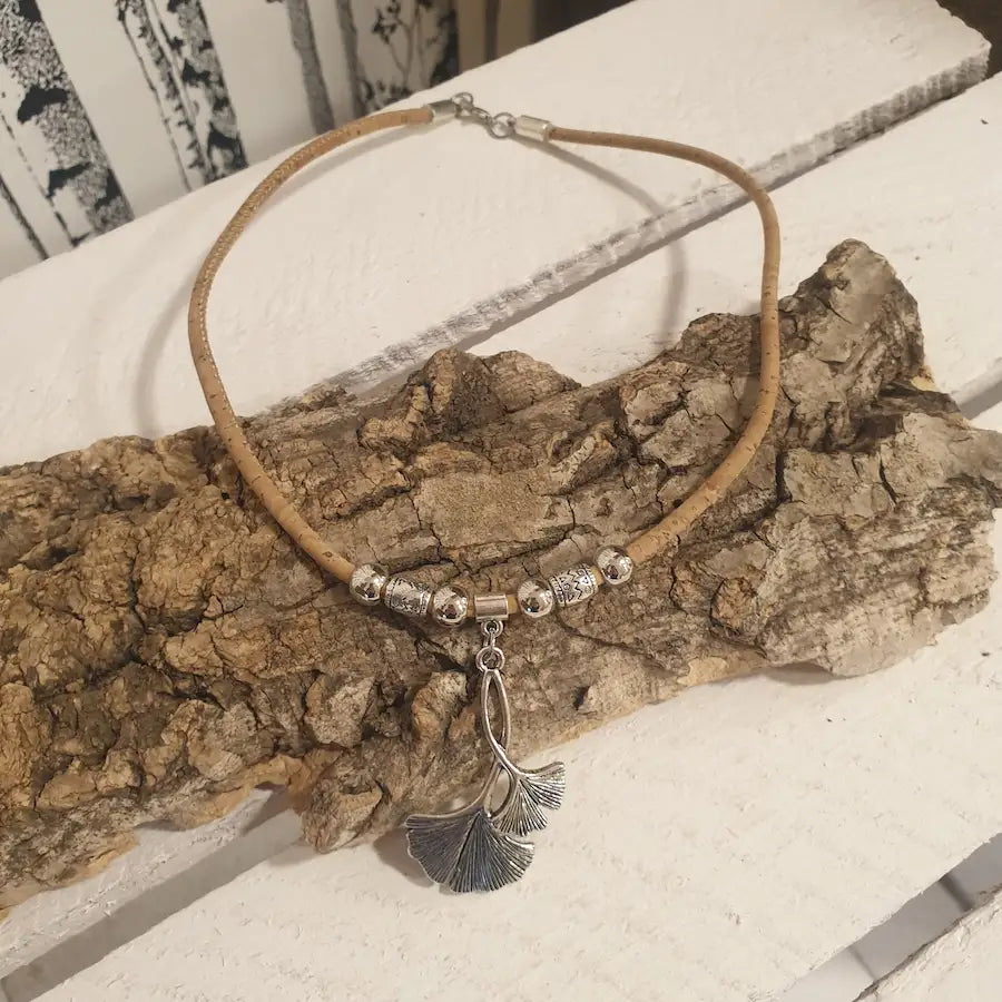 Collier en liège Ginkgoa avec pendentif feuilles de ginkgo