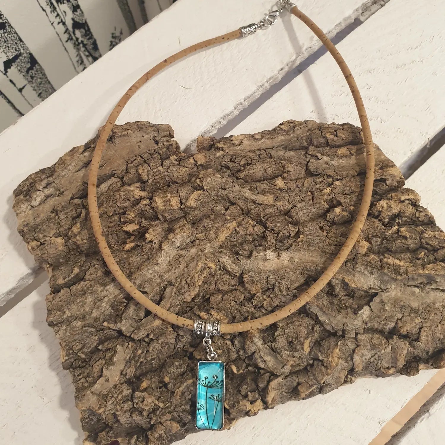 collier en liege vegan carmen avec pendentif turquoise