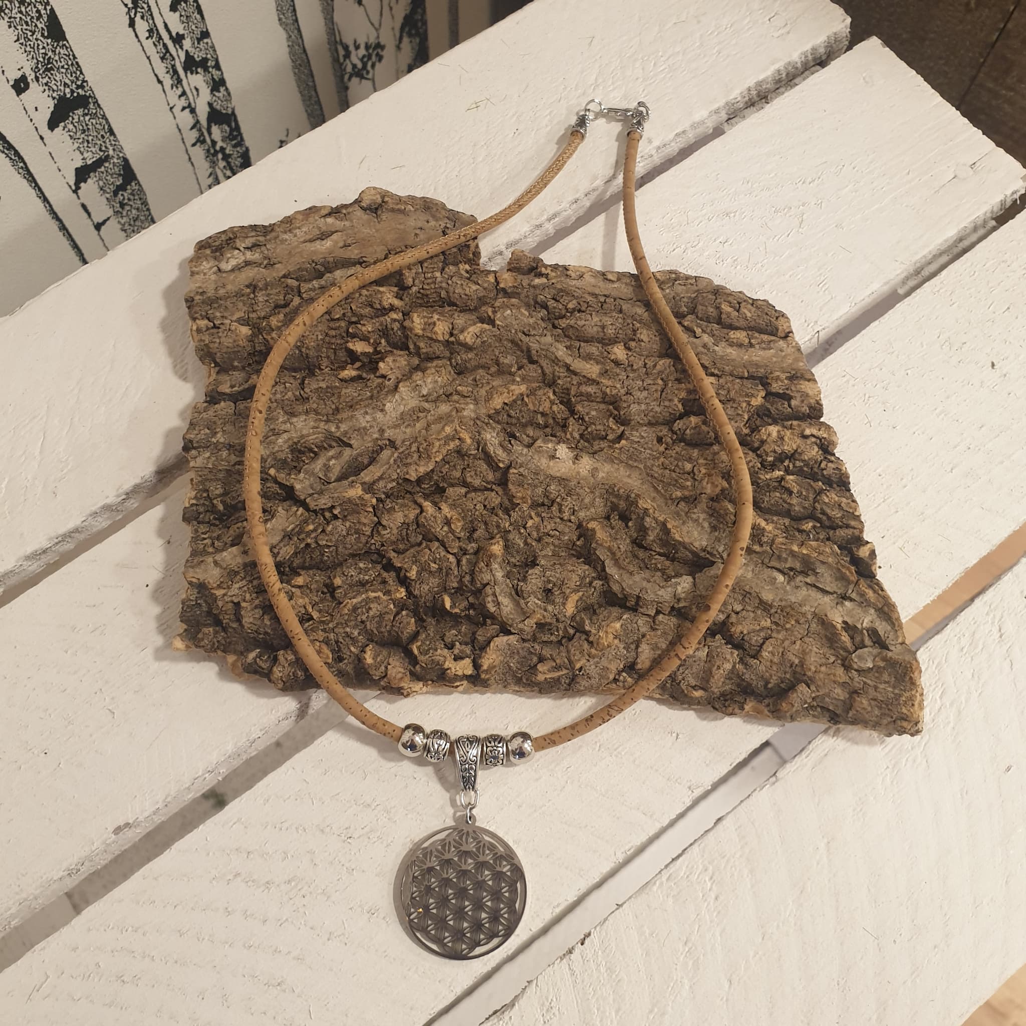 Collier en liège avec fleur de vie - création artisanale haguenau alsace