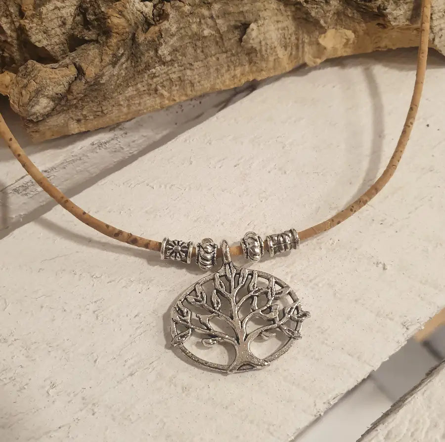 Détail du pendentif arbre de vie sur collier en liège naturel