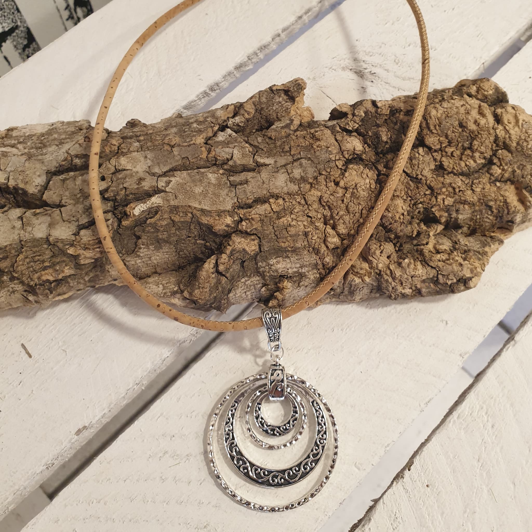 Collier cordon liège - pendentif antique - alsace