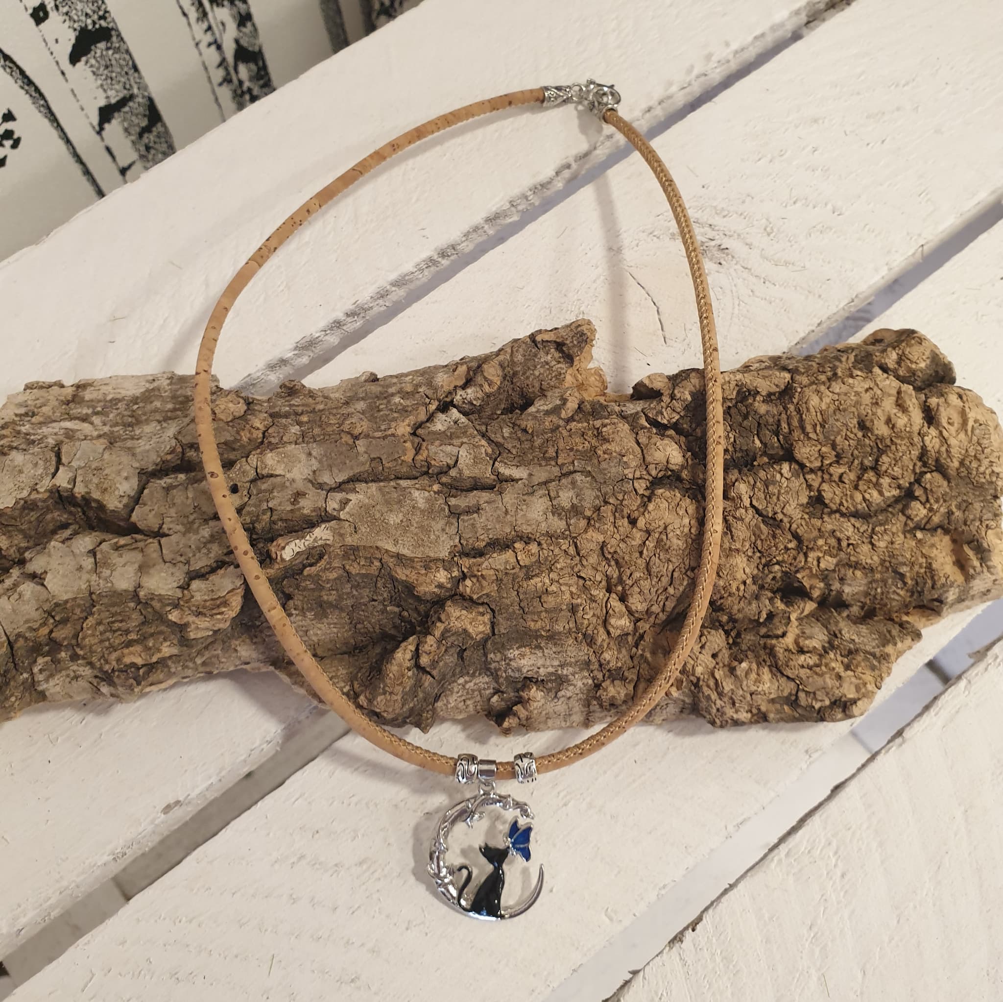 Collier en liège avec chat comme breloque - créations artisanale haguenau alsace