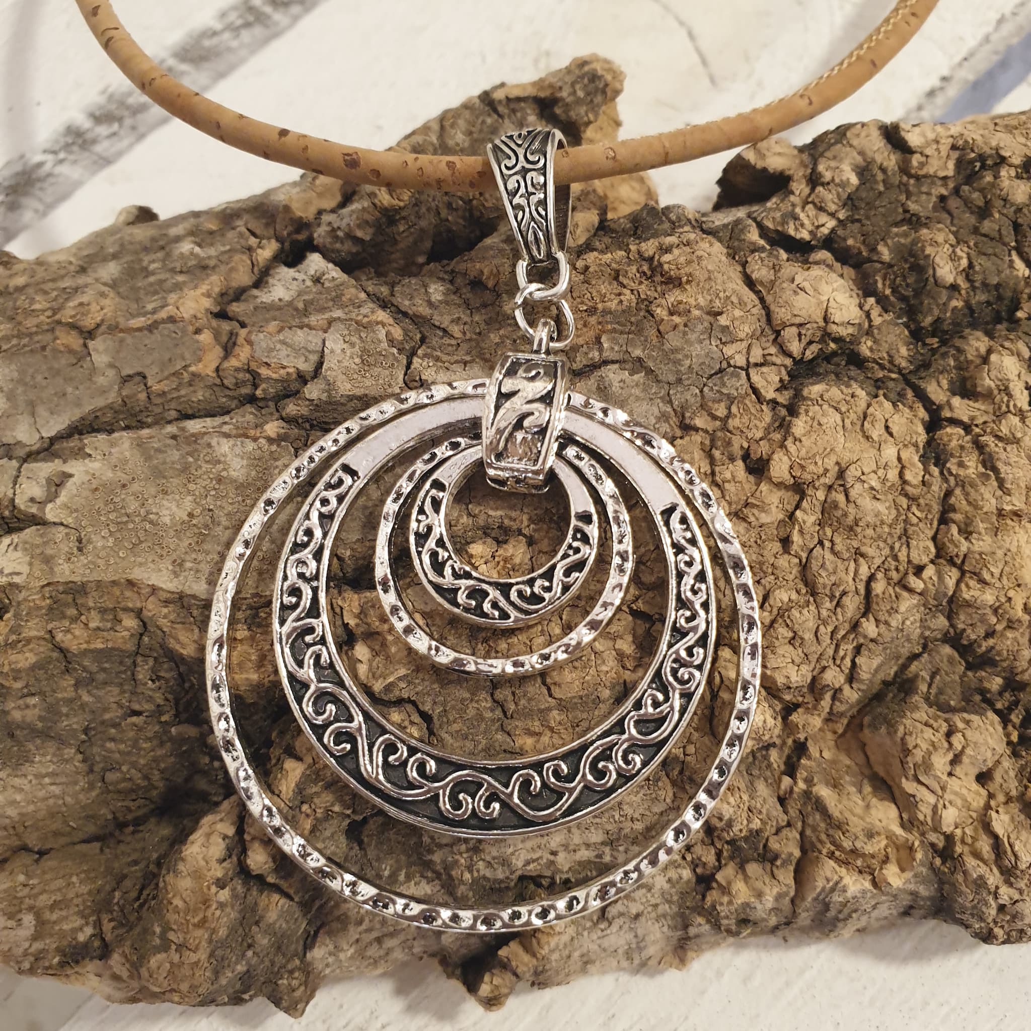 Zoom pendentif antique - collier liège - alsace