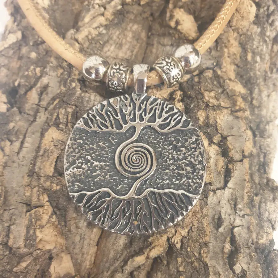 zoom sur pendentif racine et spirale