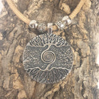 zoom sur pendentif racine et spirale