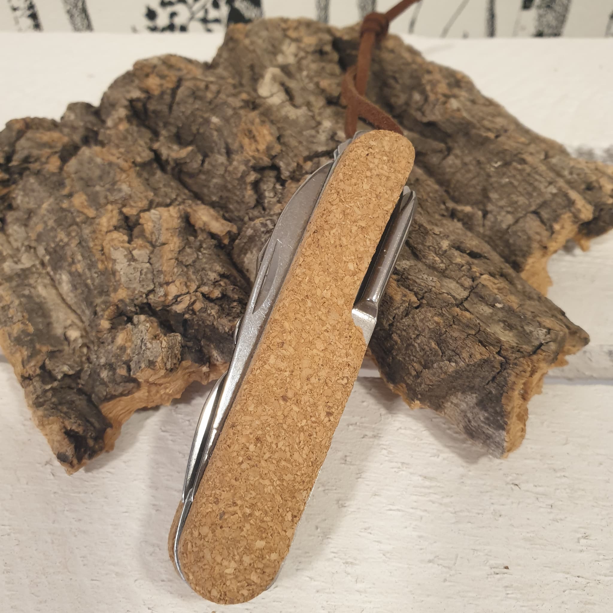 Zoom sur couteau multifonction en liège