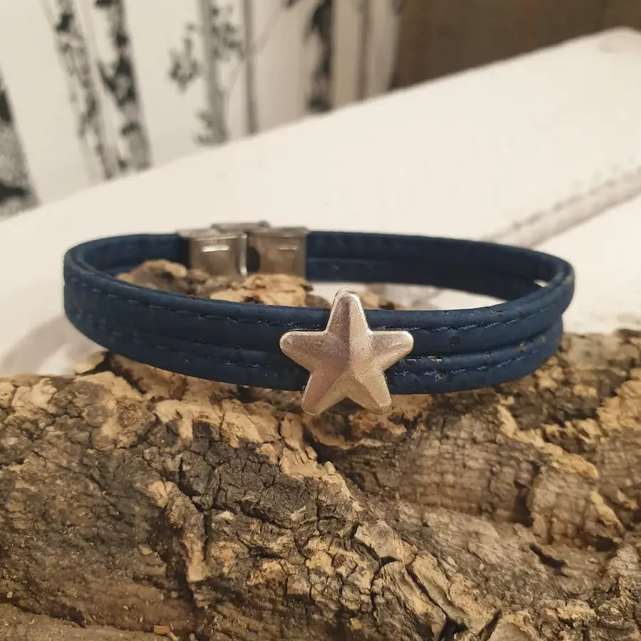 zoom sur bracelet en liège bleu foncé stella avec un étoile