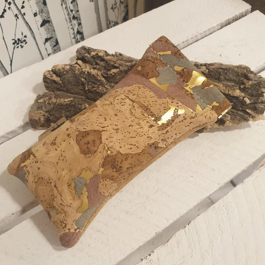 Étui à lunettes en liège naturel avec une touche bleu, rose foncé et doré – vue de face