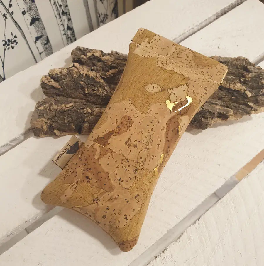 Étui à lunettes en liège naturel, ocre et une touche de doré– vue de face