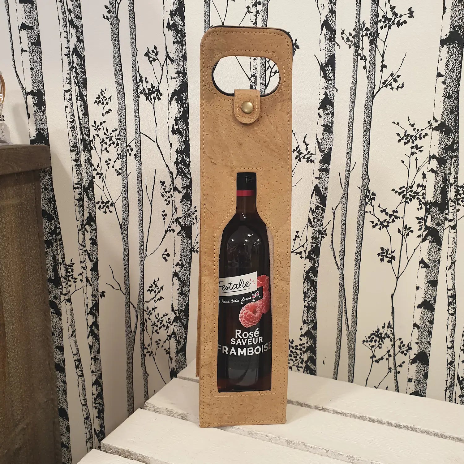 Étui en liège naturel modèle Riva, conçu pour transporter une bouteille.