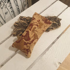 Étui à lunettes en liège naturel avec une touche de bordeaux et doré– vue de face