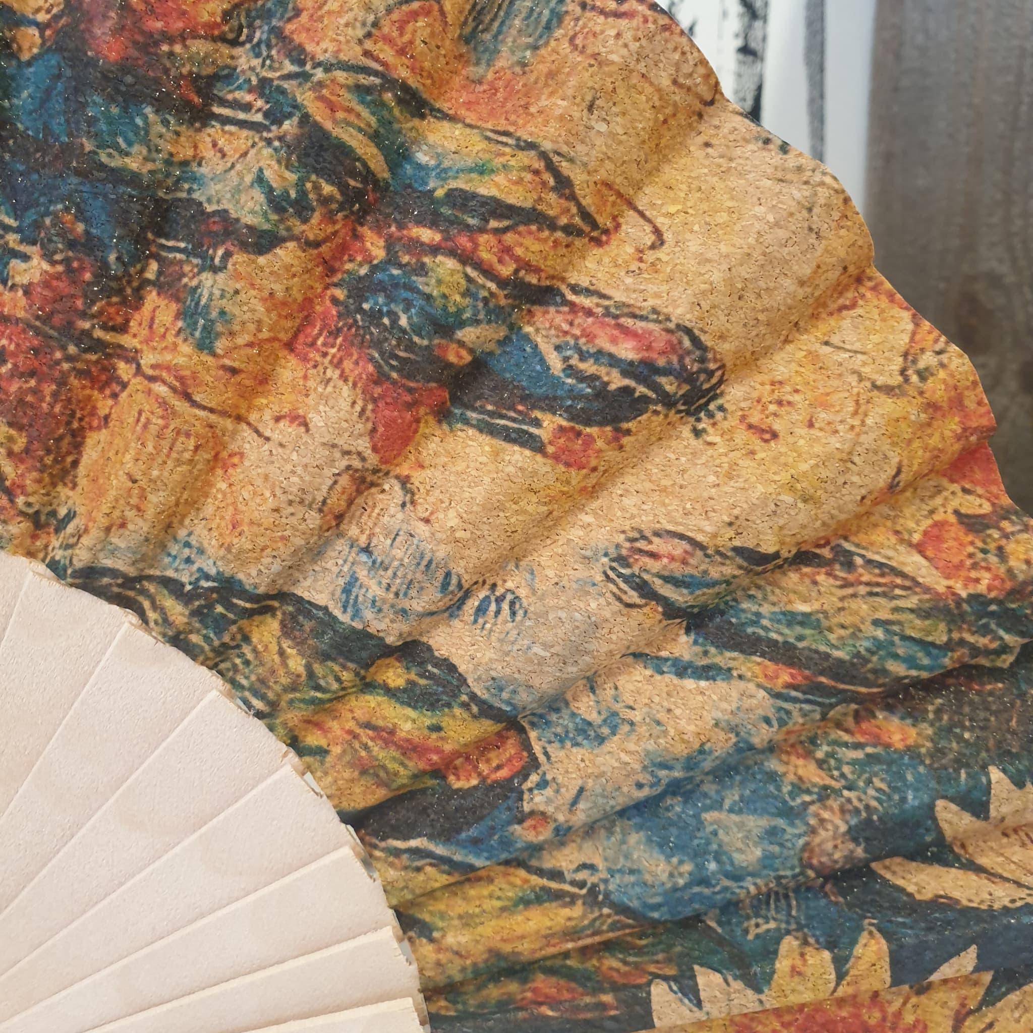 Zoom sur motifs colorés liège - éventail